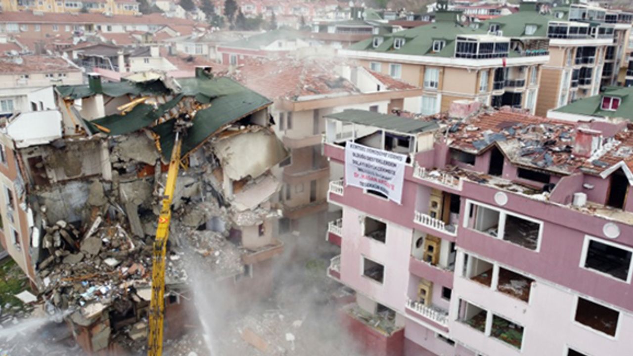 Büyükçekmece'de depremde hasar gören 3 bina daha yıkıldı!